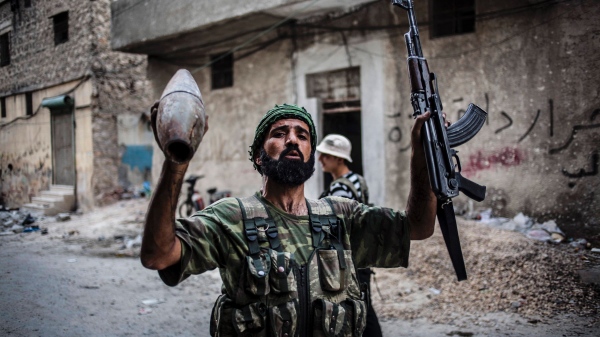 Kämpfer der syrischen Rebellen mit Waffe